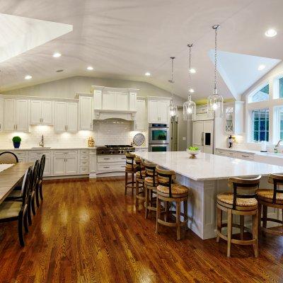 巨大的白色厨房，铺着木地板