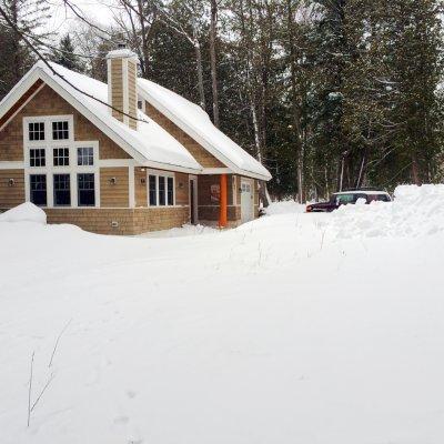 白雪皑皑的北密歇根湖湖畔小屋 